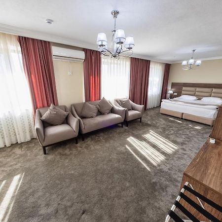 Osh Grand Hotel Chavo Esterno foto
